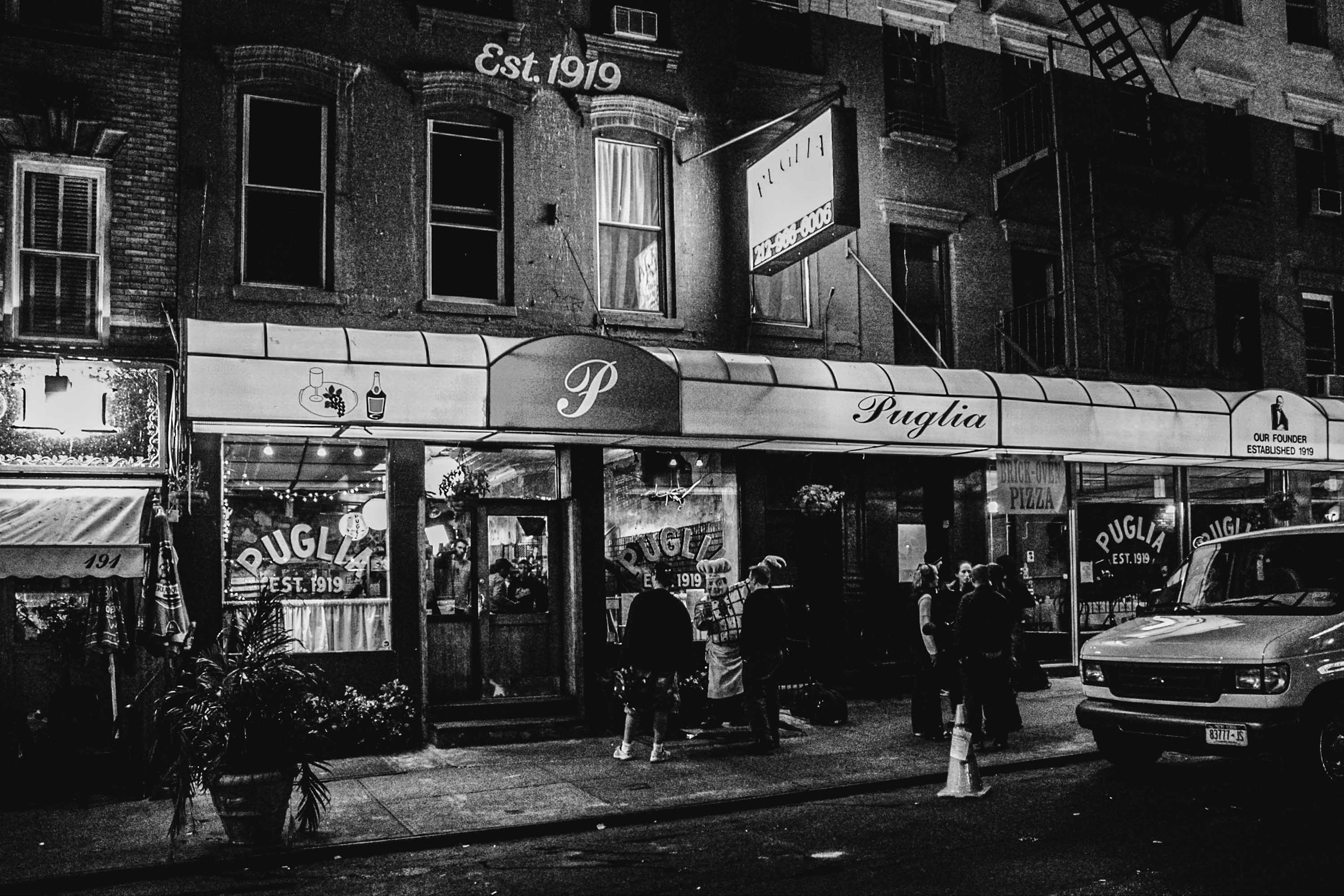 Authentische Straßenszene in New York, dokumentarische Schwarz-Weiß-Fotografie von Patrick Kirschhofer.