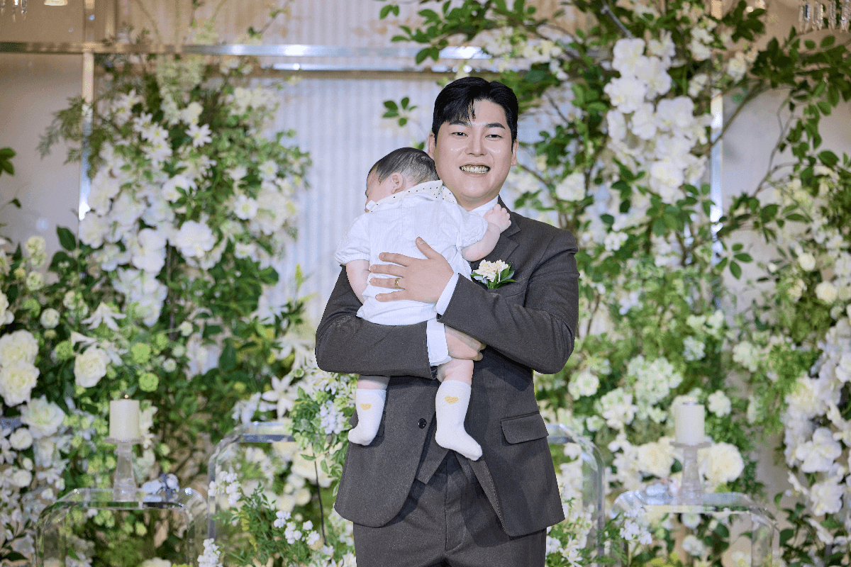세인트메리엘 본식스냅 촬영 후기 | 디어데이스냅이 담아낸 강남역 초역세권 어두운 웨딩홀의 감성