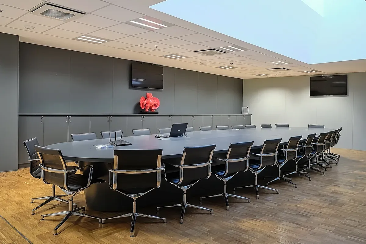 Salle de conférence design bois et lumière naturelle — photographie tertiaire Lille | Anteale Yann Manac’h 2025