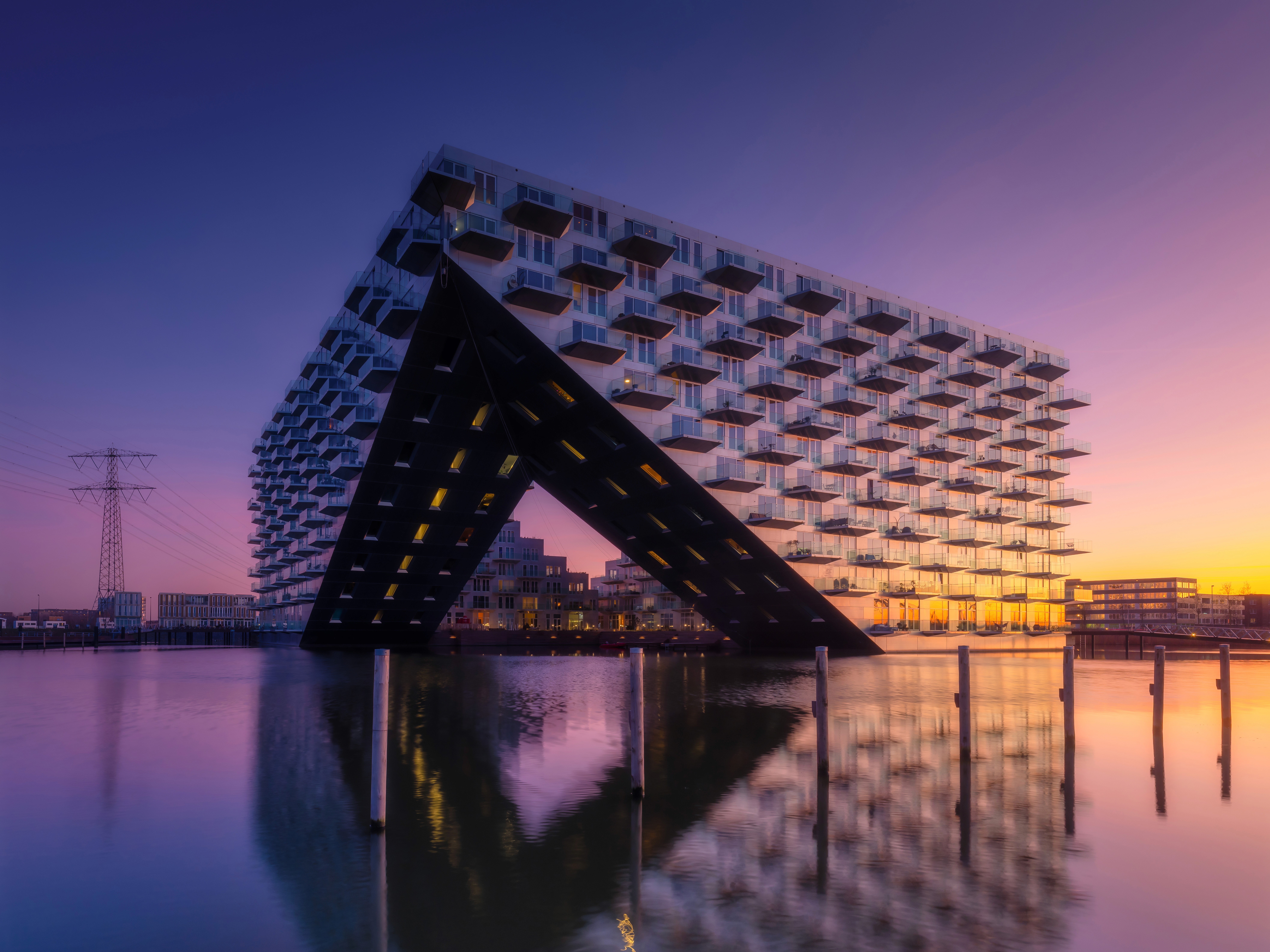 دعم تصميم مستمر يشمل التقارير، التغليف، وتطبيق الهوية البصرية للعلامة التجارية