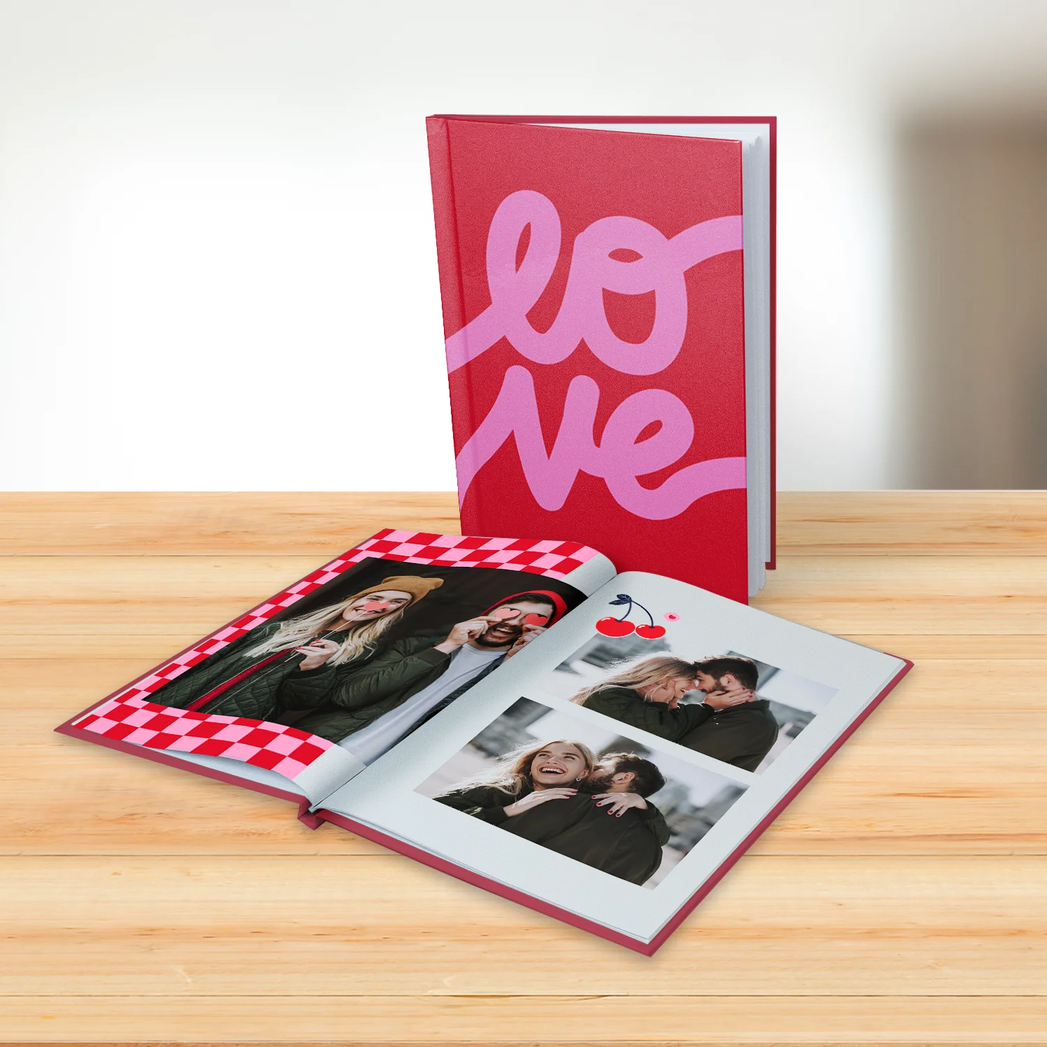 Fotolivro de capa dura no tamanho 30x30cm aberto e fechado em loop.