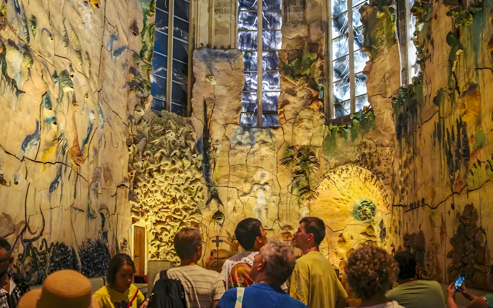 Turistas observando el intrincado diseño dentro de la Capilla Barcel, Catedral de Palma.