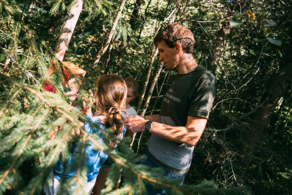 Enfants lors de l'activité de course d'orientation 