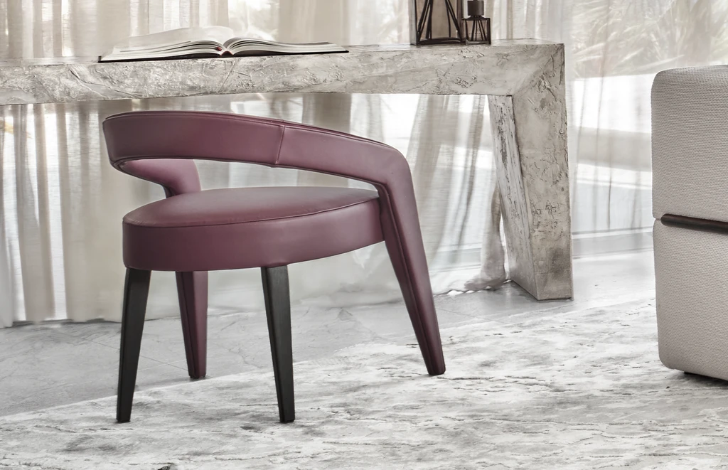sala da pranzo contemporanea di lusso con una selezione di mobili Rivatelier