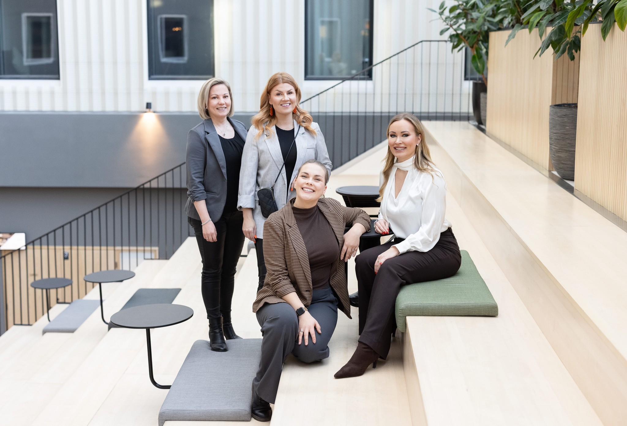 Network & Growthin valmentajatiimi modernissa toimistoympäristössä.