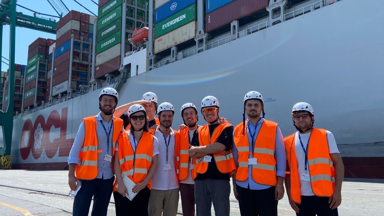 Unser Team im Hafen vor einem Containerschiff