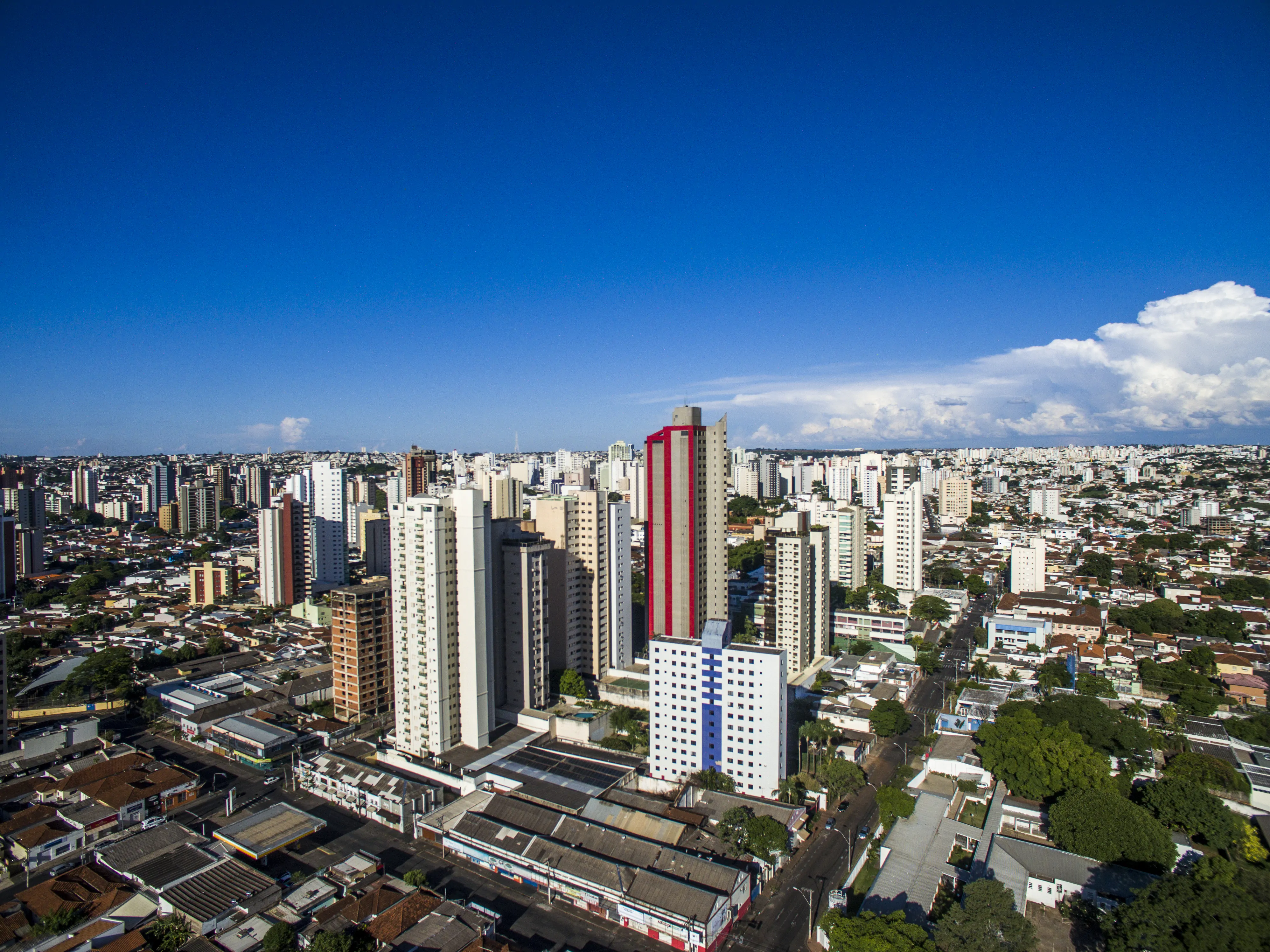 Vista aérea de Uberlândia-MG com prédios residenciais e comerciais, céu azul e expansão urbana, evidenciando o tamanho do mercado local disponível para empresas com presença digital estruturada.
