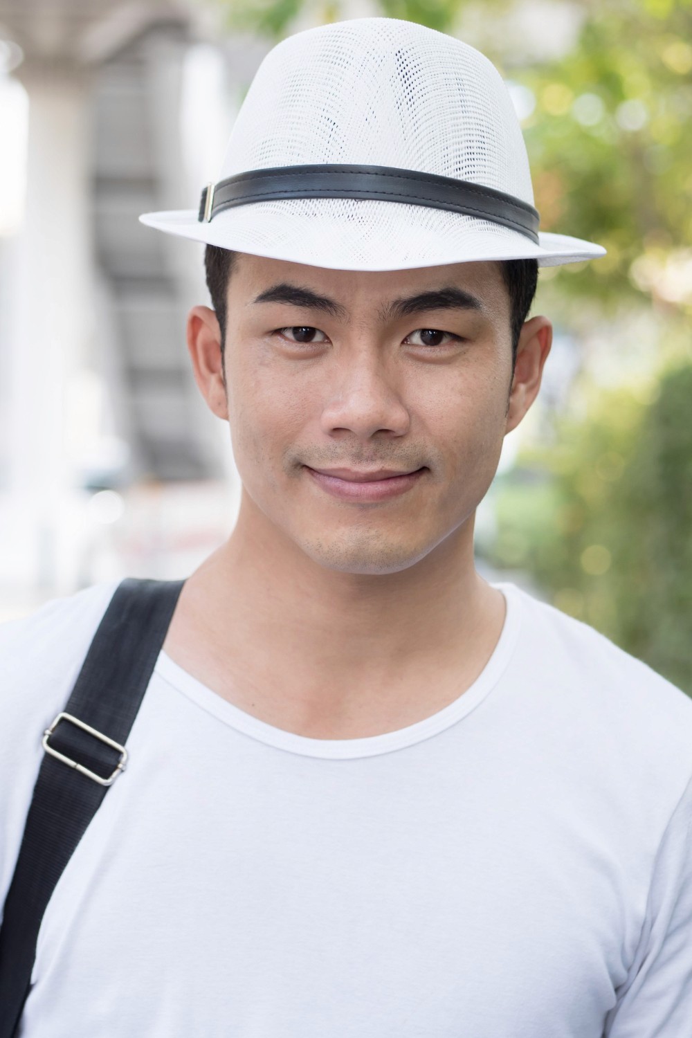 戴白色禮帽及T恤的年輕專業人士，代表可靠的香港商業保險及中小企保障顧問。