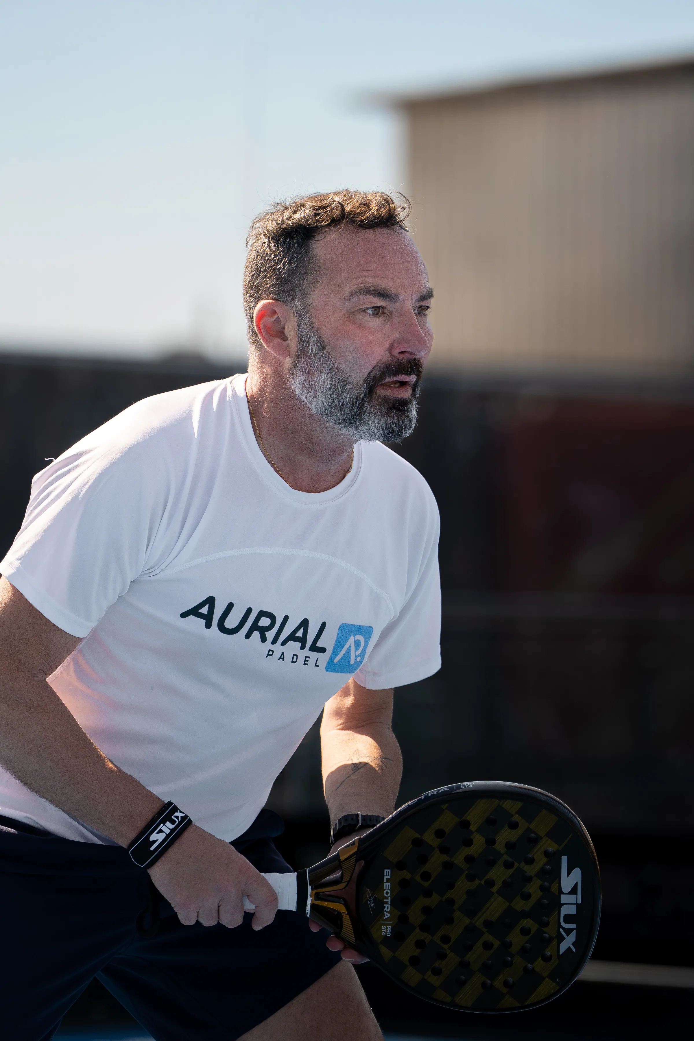 Concentración antes del saque en Aurial Padel Cornellà 25 marzo 2026, fotografía de Nolan Pardo