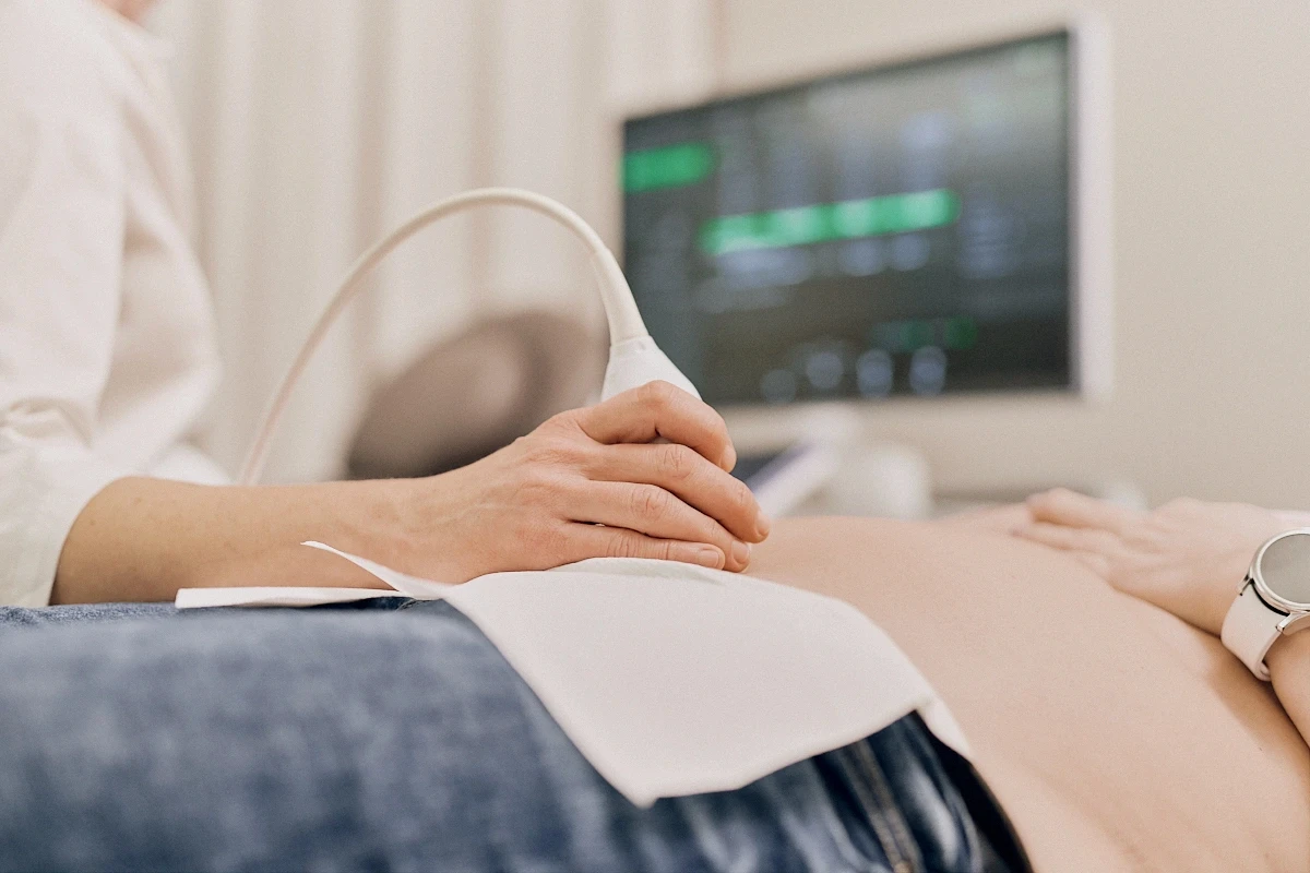 Ultraschall-Untersuchung einer Schwangeren in der Praxis von Dr. med. Angela Lauten in Erfurt – spezialisiert auf Pränataldiagnostik, Pränatalmedizin, Feindiagnostik, Gynäkologie, Frauenheilkunde und Mutterschaftsvorsorge.