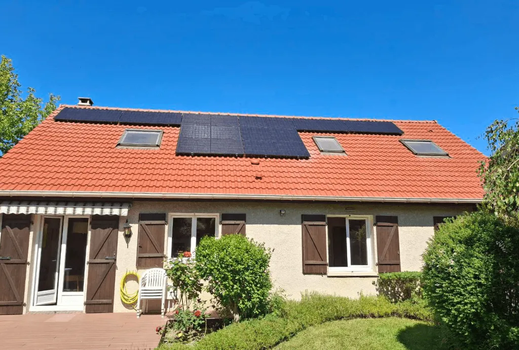 Photo d'un pavillon à Voisins-le-Bretonneux équipée de panneaux photovoltaïques dont l'installation a été faite par Solarock.