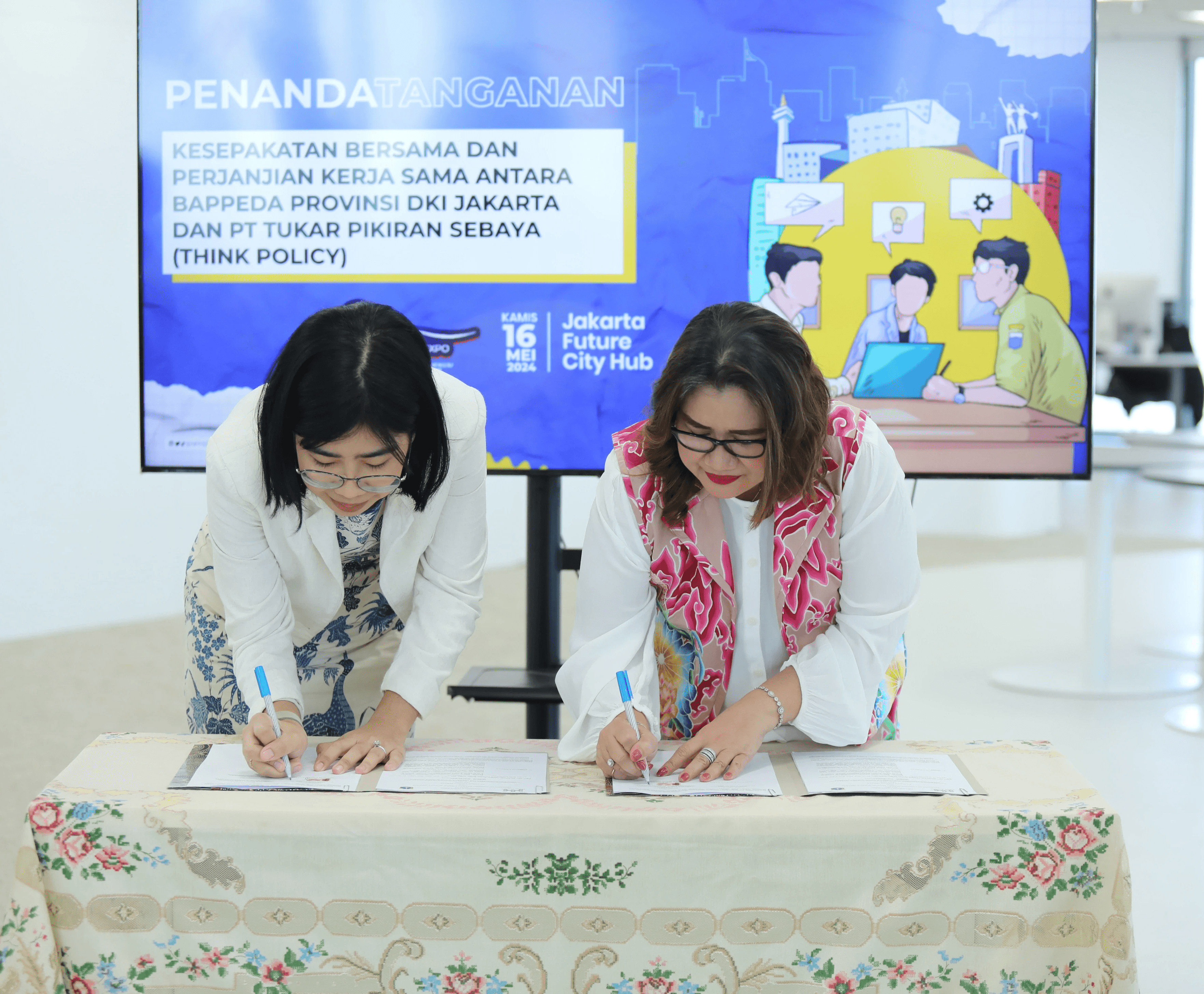 (16/5) Kepala Bappeda Provinsi DKI Jakarta Atika Nur Rahmania dan CEO Think Policy Andhyta Firselly Utami menandatangani Nota Kesepahaman antara Bappeda DKI Jakarta dan Think Policy di Jakarta Future City Hub.