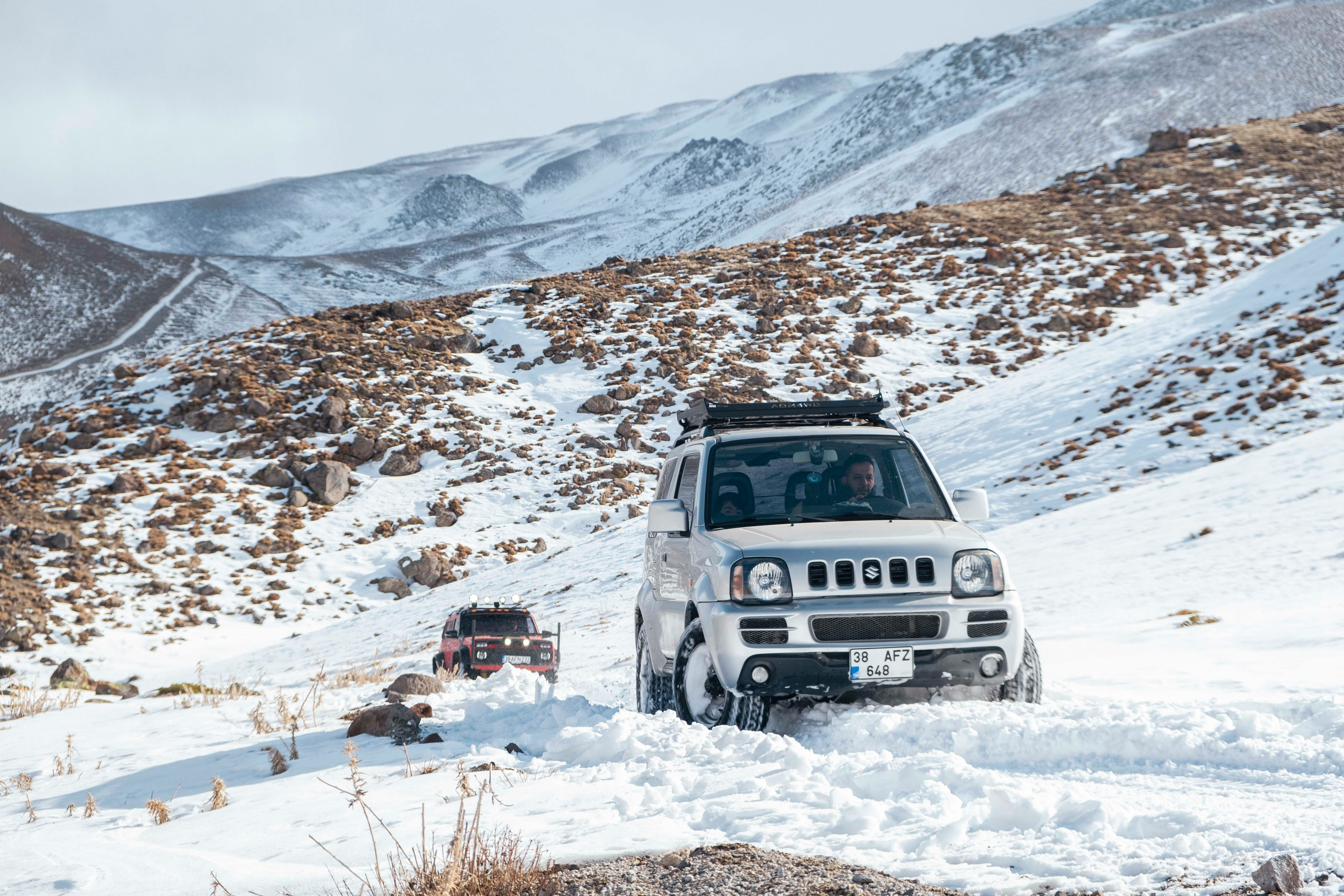 4x4 vehicles in snow 