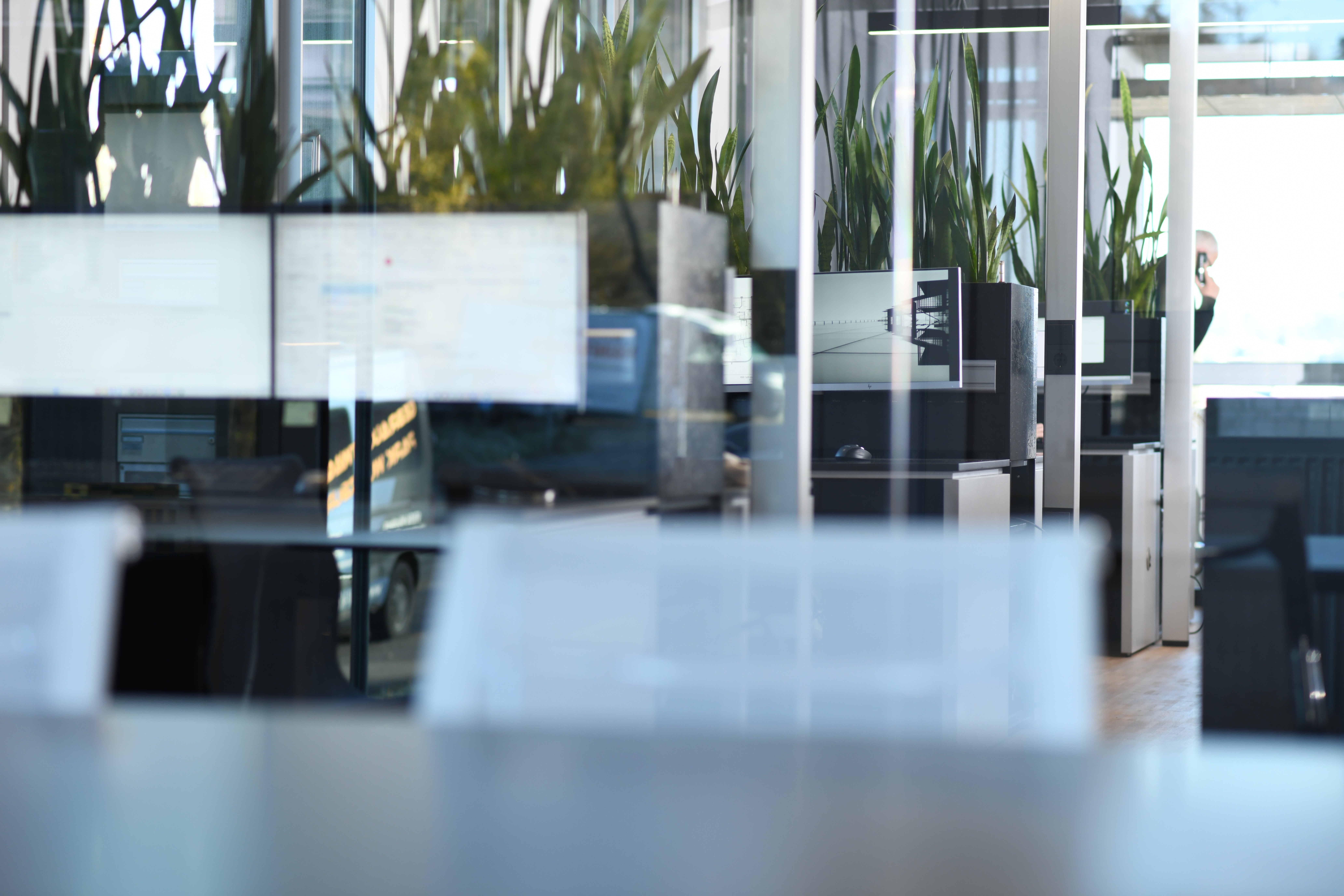 Orangenes g auf schwarzem Hintergrund