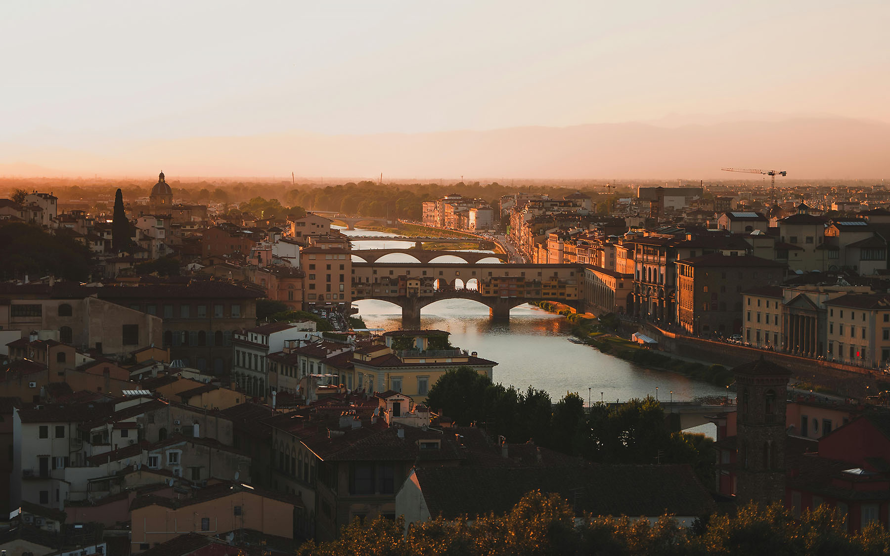 Immagine panoramica del ponte vecchio di firenze al tramonto
