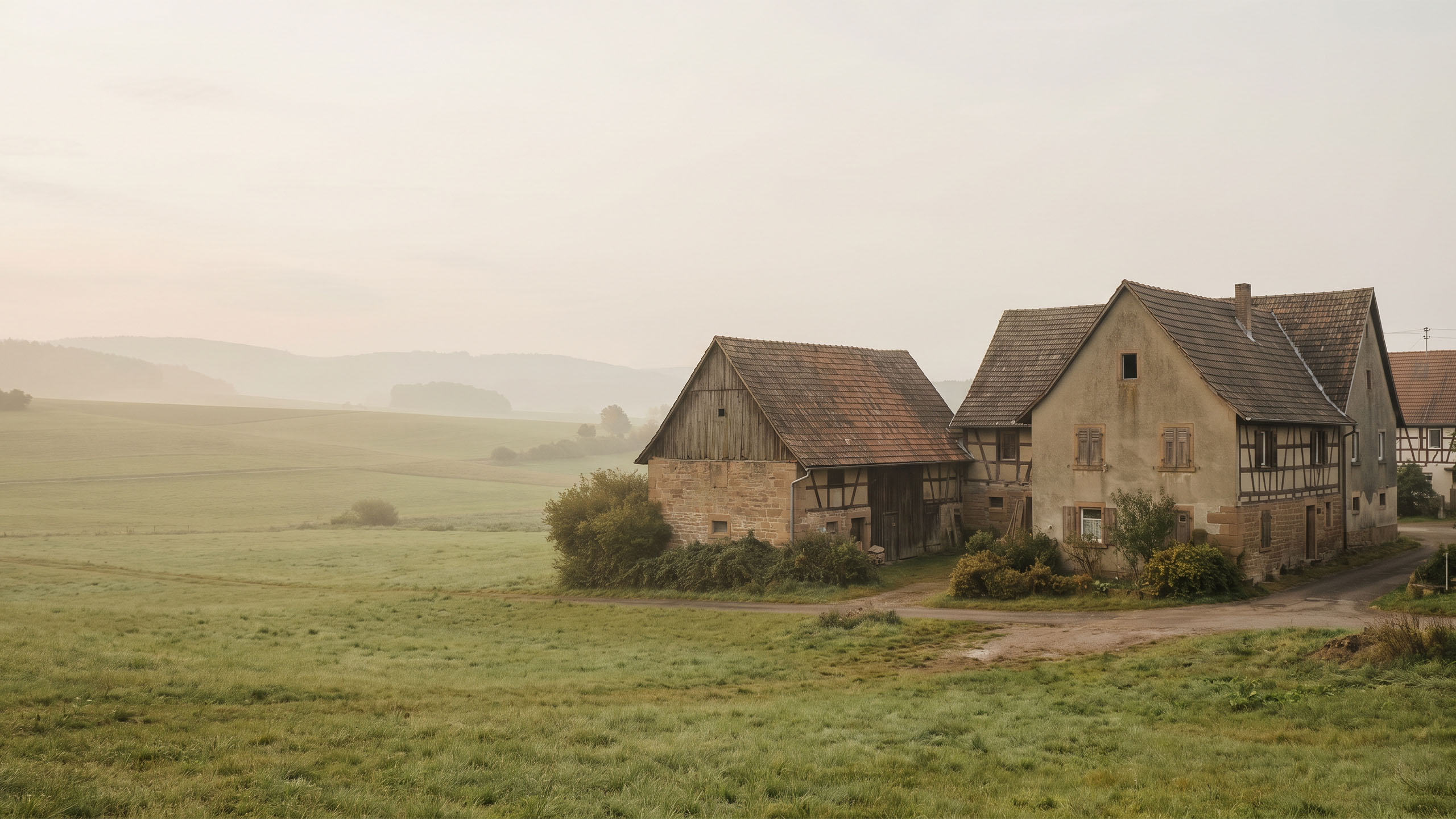 Historische Fachwerkhäuser in ländlicher Lage im Morgennebel