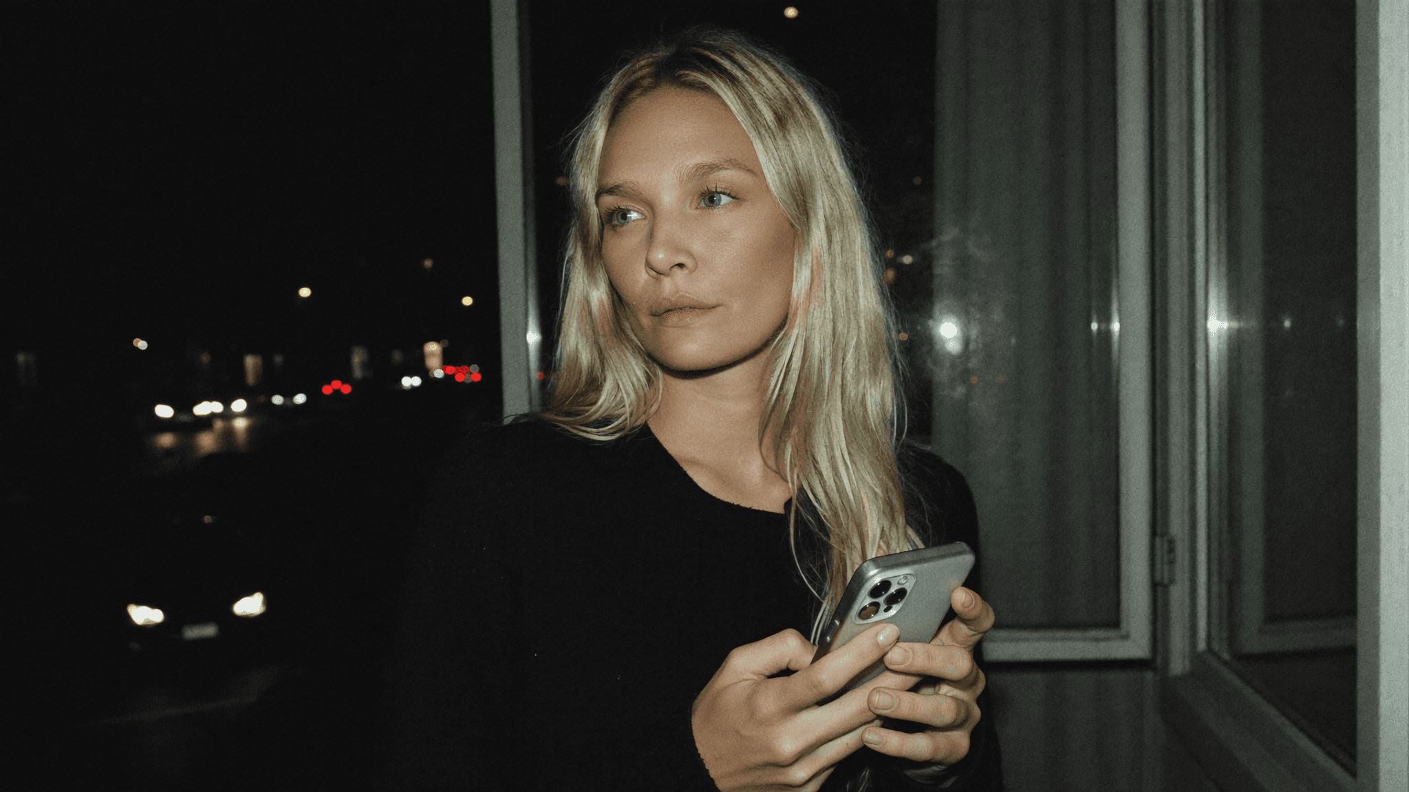Mia Wald holding her phone