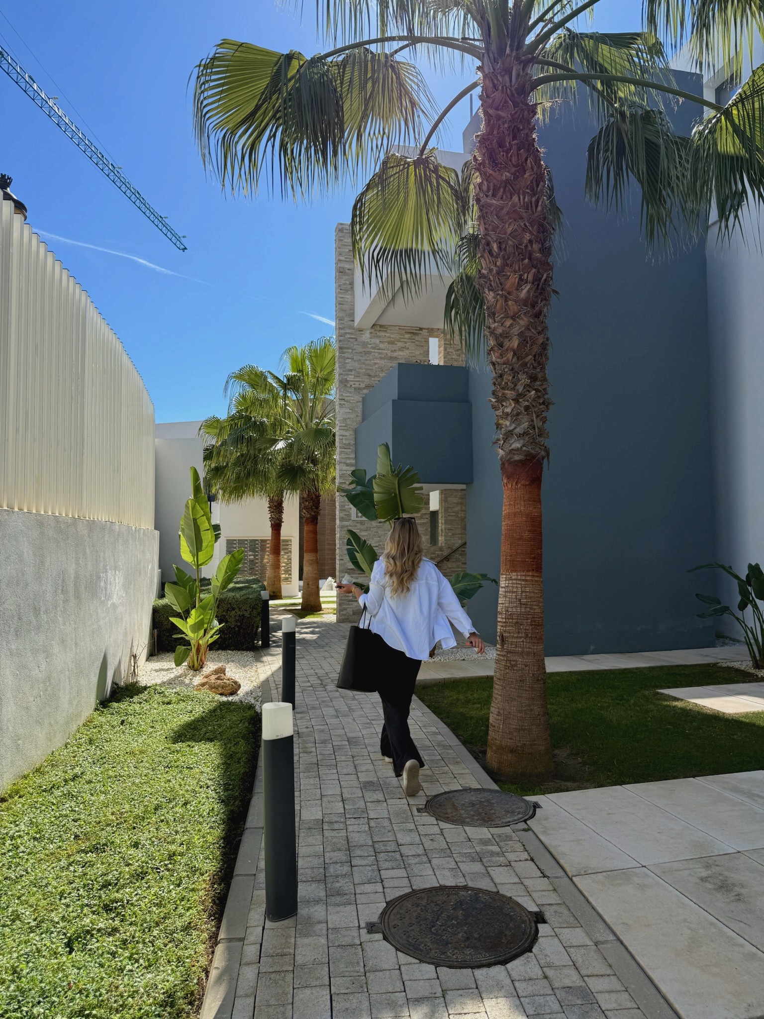 Kvinne som går mot et hus