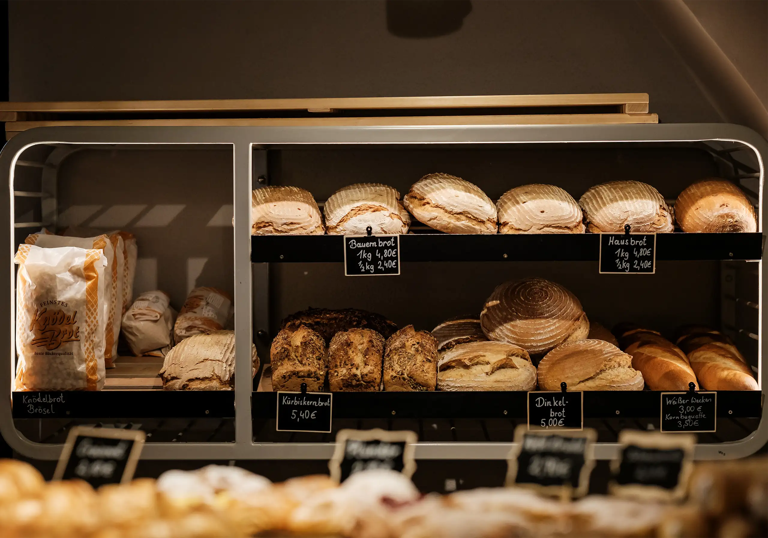 Verschiedene Gebäckstücke in der Auslage