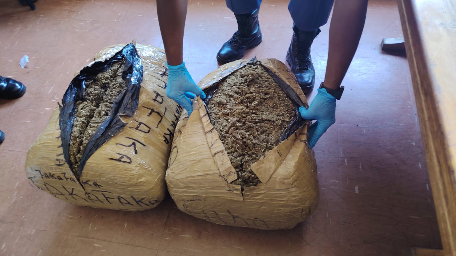 Photo:Female suspect arrested with drugs worth over R600,000 – South African Daily