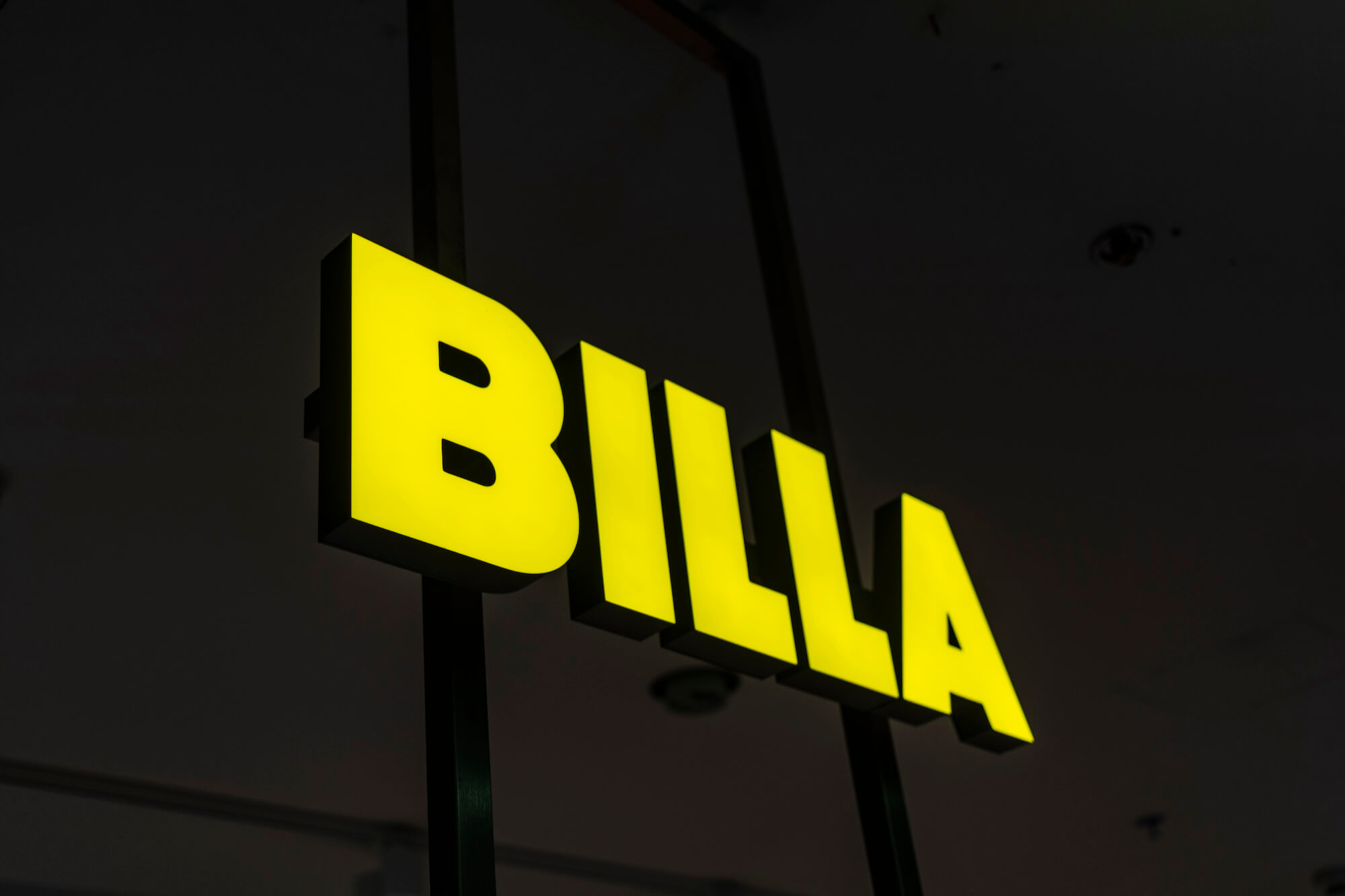 Žluté světelné logo Billa