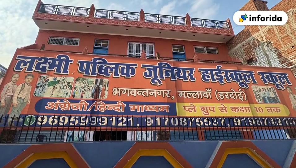 a classroom full of students sitting at desks