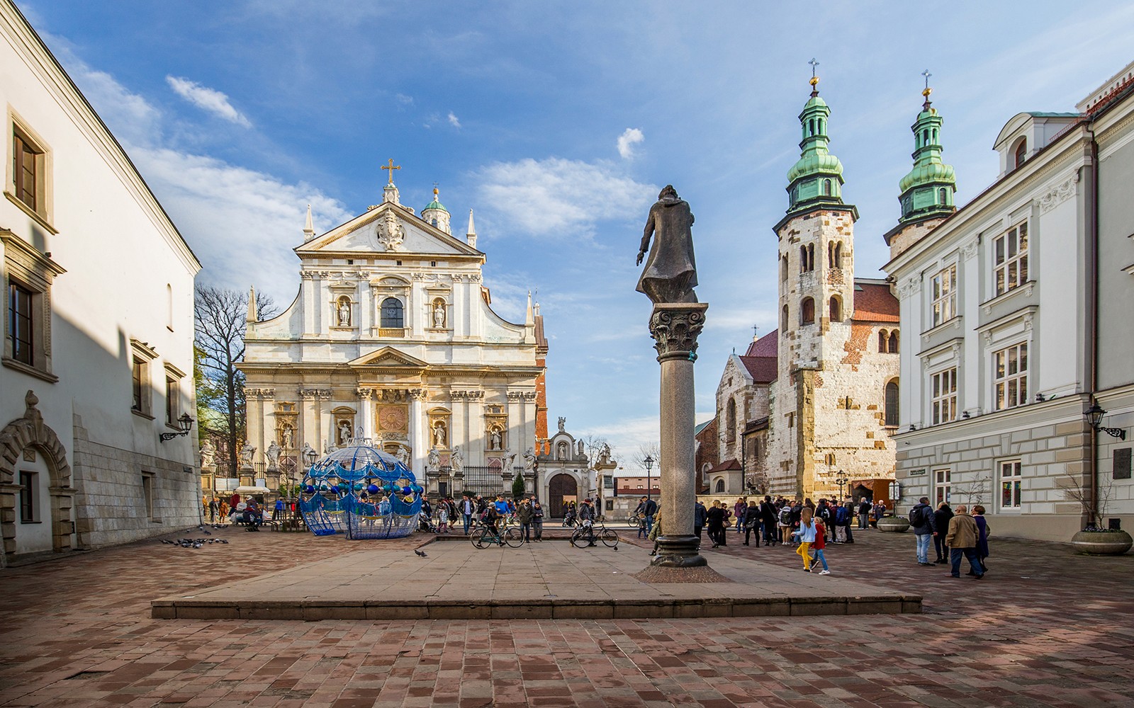 克拉科夫老城广场,坐落着圣玛丽大教堂和历史建筑。