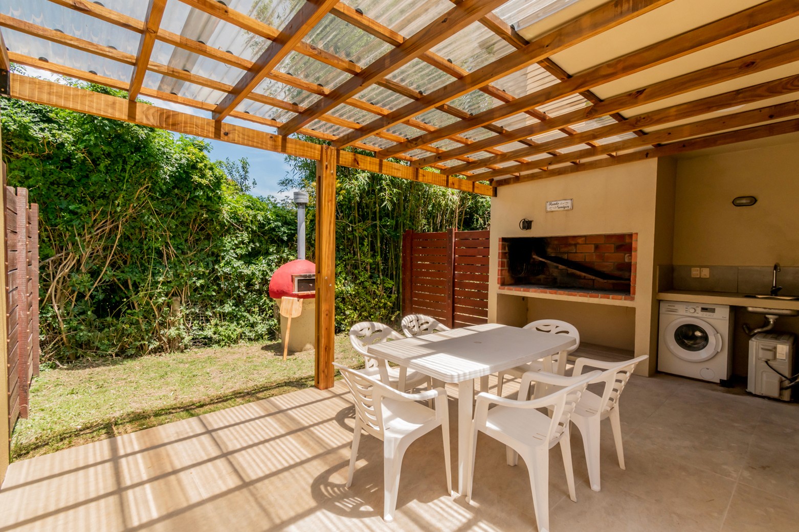 Parrillero techado en Casa Gaviotas con espacio amplio para asados - área exterior cubierta ideal para disfrutar de comidas al aire libre.