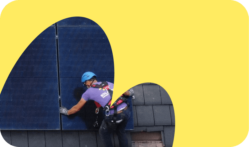 Photo d'un des techniciens de Solarock employé en CDI et formés par l'entreprise pour répondre aux standards d'installations de panneaux photovoltaïques