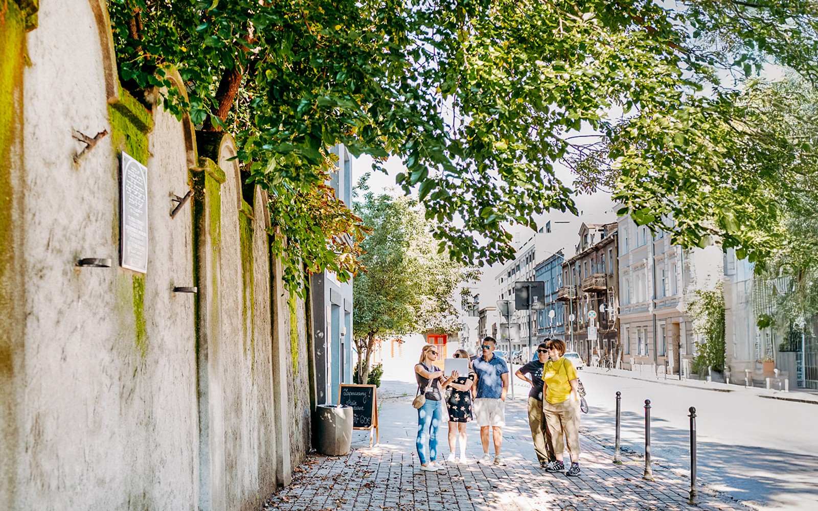 Grupa turystyczna zwiedzająca okolice Fabryki Oskara Schindlera w Krakowie.