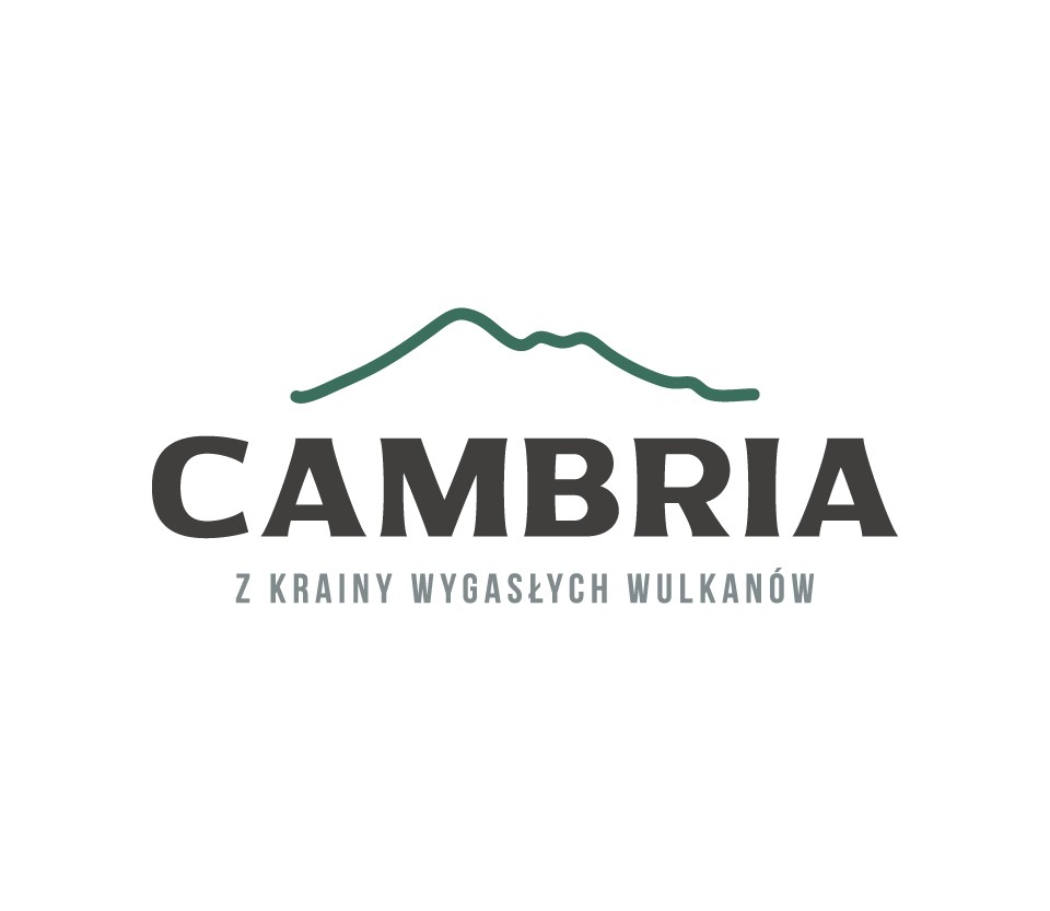 Projekt logotypu wody mineralnej Cambria – typografia szeryfowa z motywem górskim i claimem "z krainy wygasłych wulkanów".