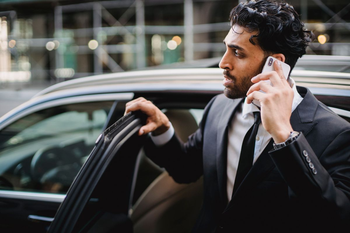 Artisan dictant son rapport d'intervention dans son smartphone depuis le camion