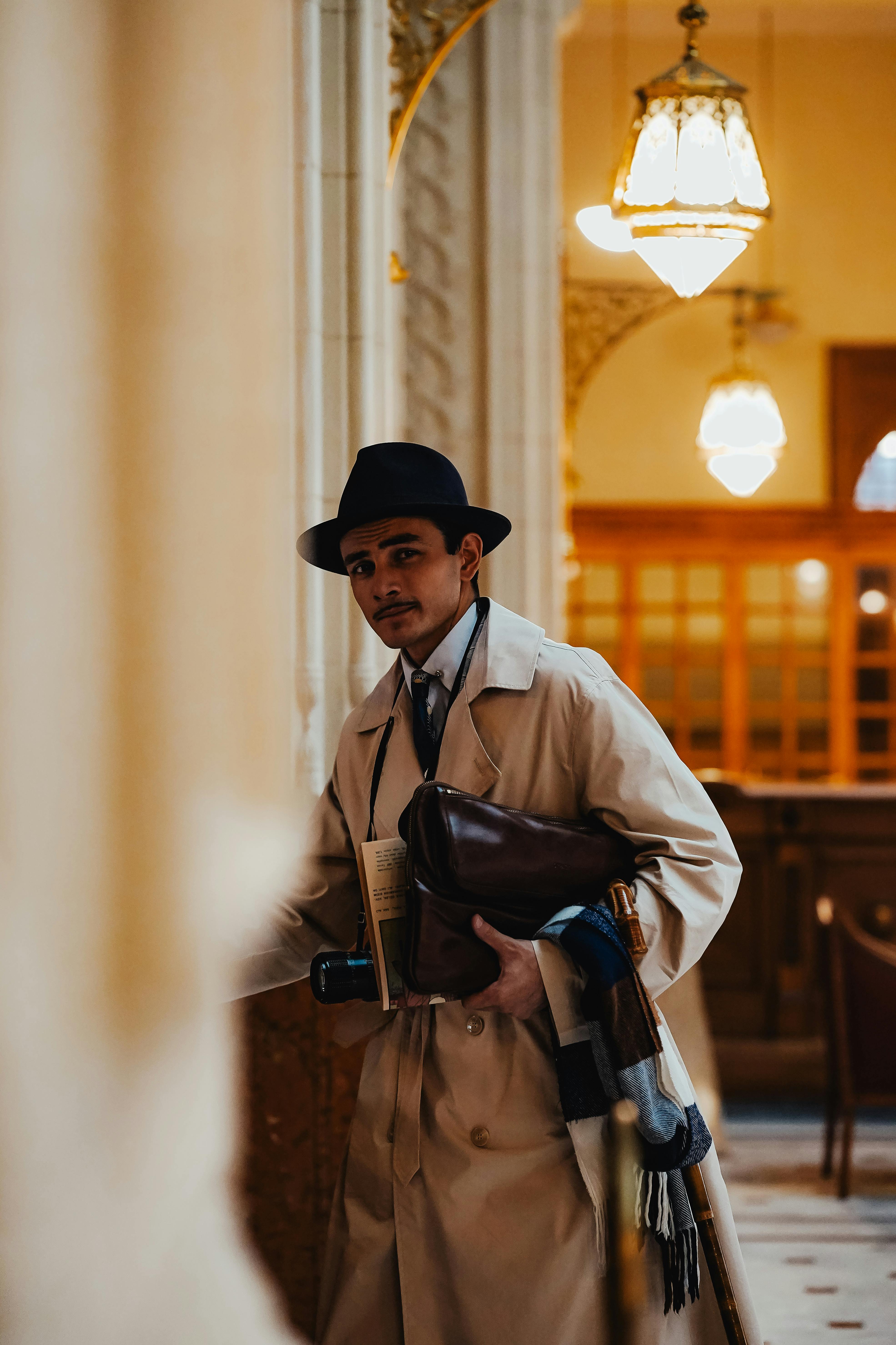 Clay vase with a card displaying its minimalist illustration