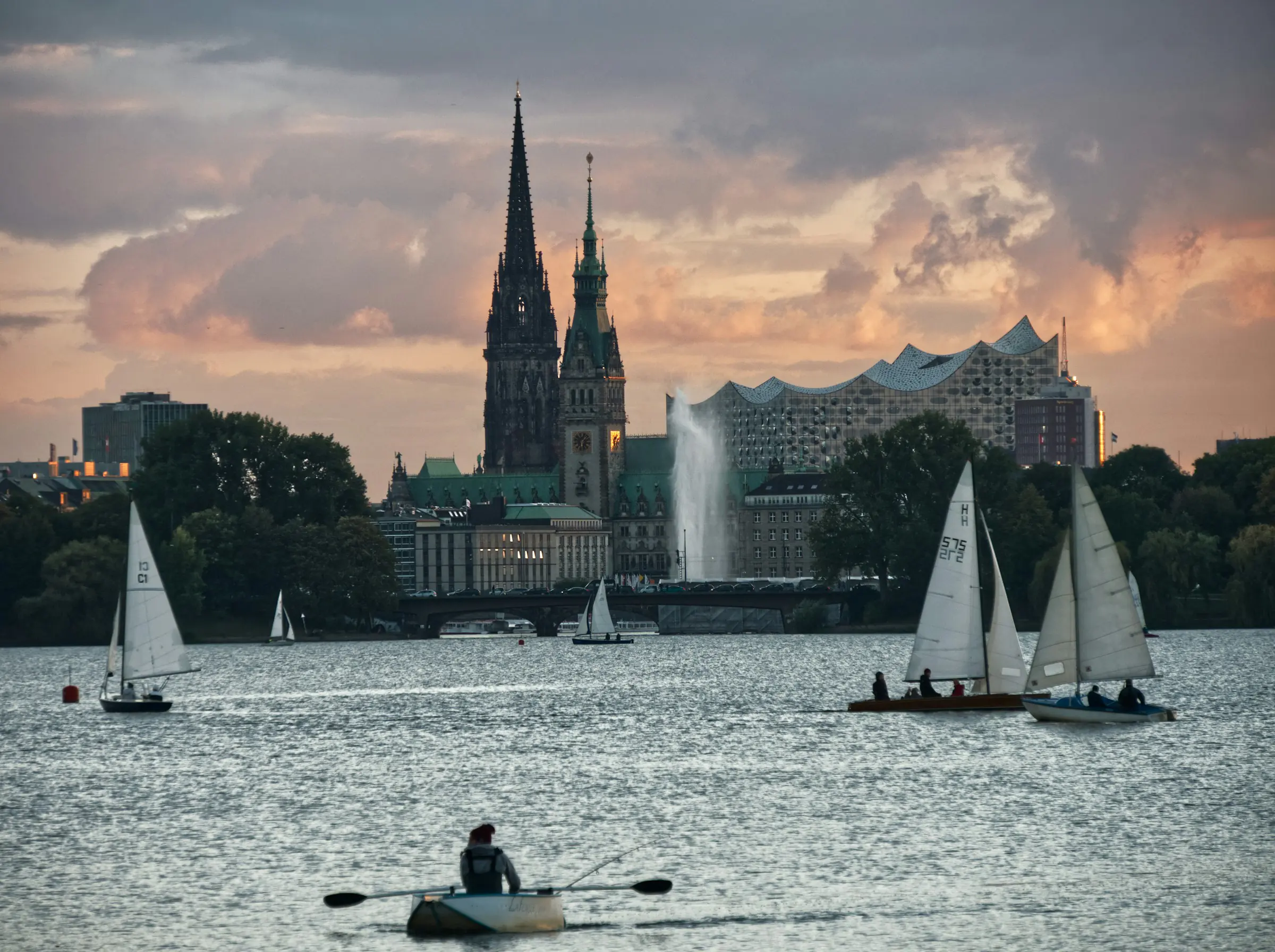 Hamburg, Außenalster mit Segelbooten, Blick über das Wasser zur Innenstadt