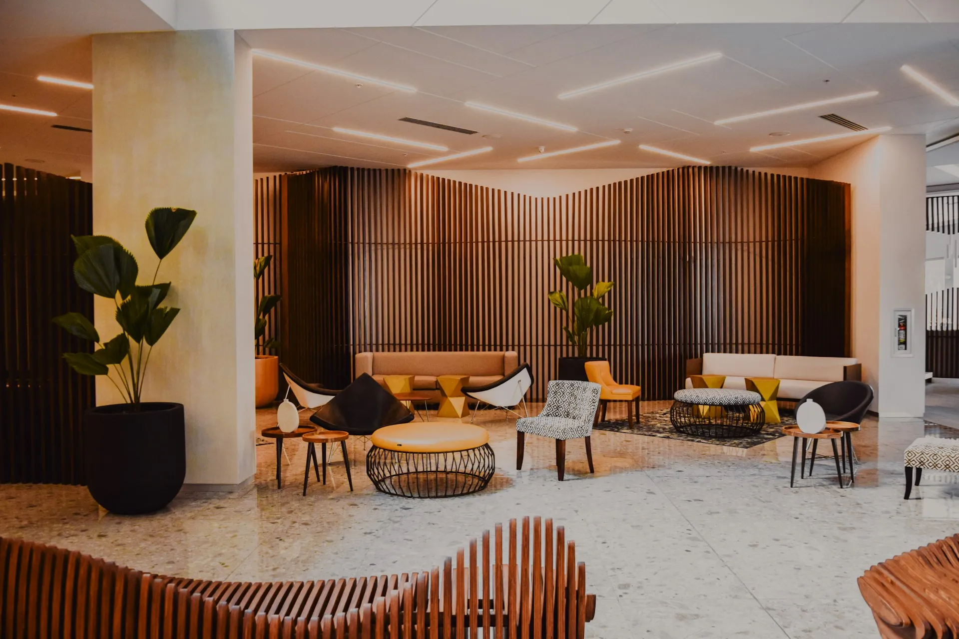 Elegante Hotel-Lobby als Startpunkt des virtuellen Rundgangs