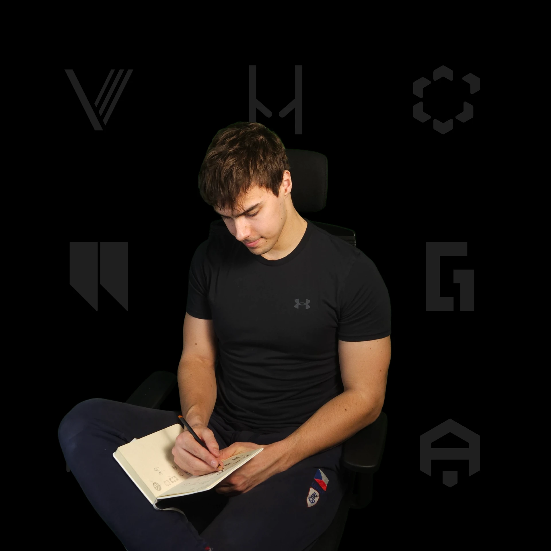 Chris Boháč při práci na vizuální identitě, návrhy log v pozadí