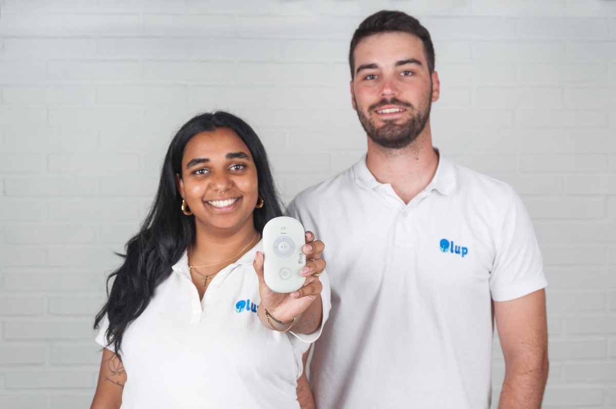 Apurva San Juan y Eneko Calvo, fundadores de LUP, con la Lupa Inteligente