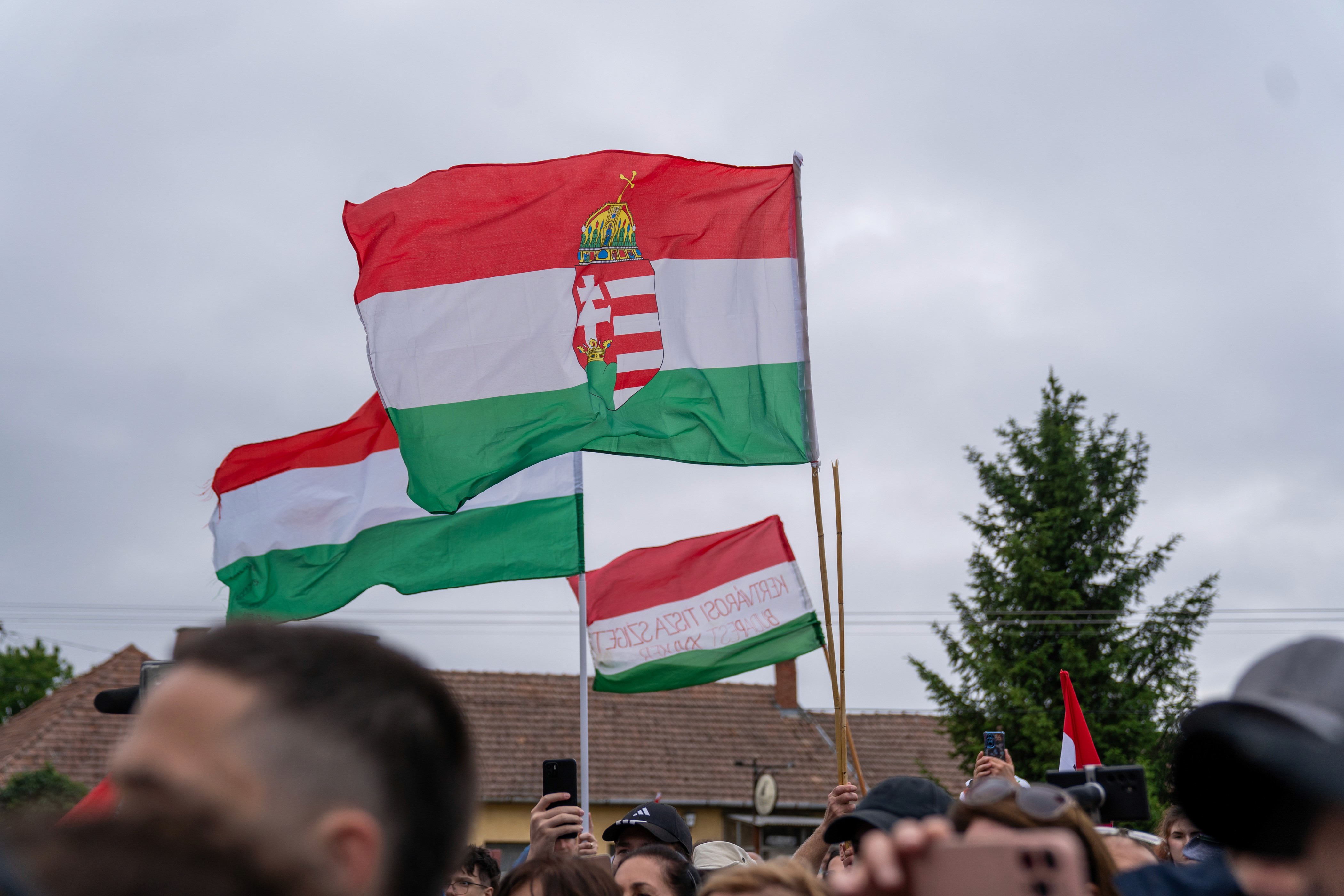 magyar zászlók a szélben