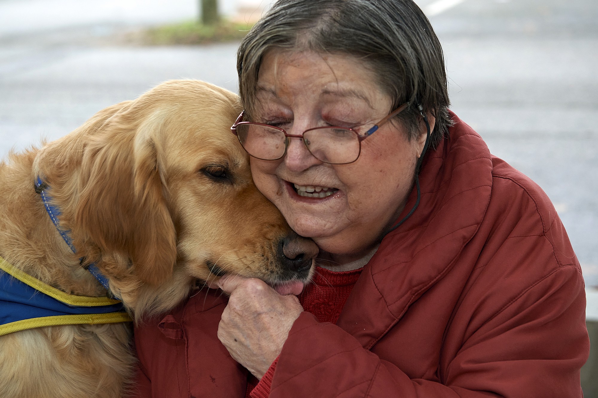 Premier câlin de Saïko à une résidente