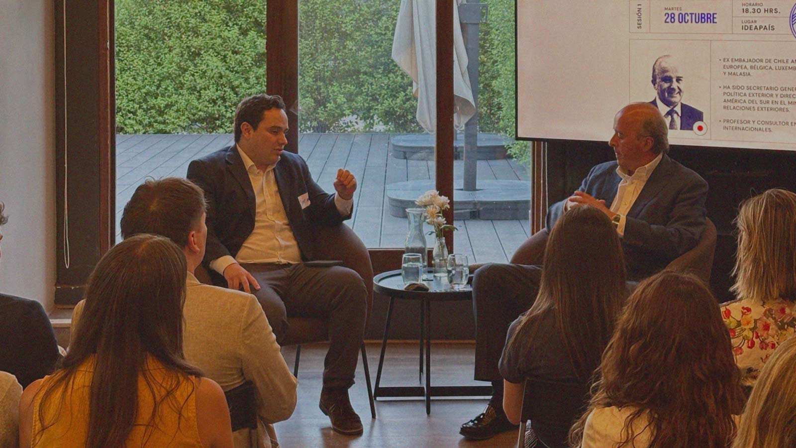 Jóvenes escuchan una charla en el contexto del curso Pasaporte Diplomático realizado en la oficina de IdeaPaís.