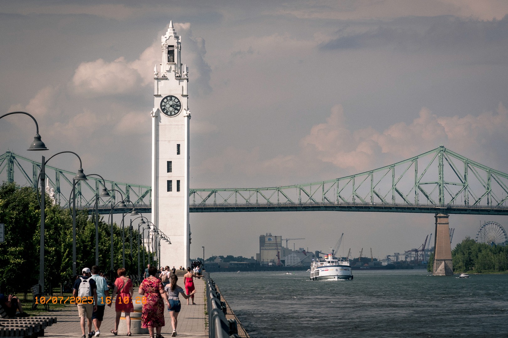 Tour de l’Horloge à Montréal avec vue sur le pont Jacques-Cartier et le fleuve Saint-Laurent. 