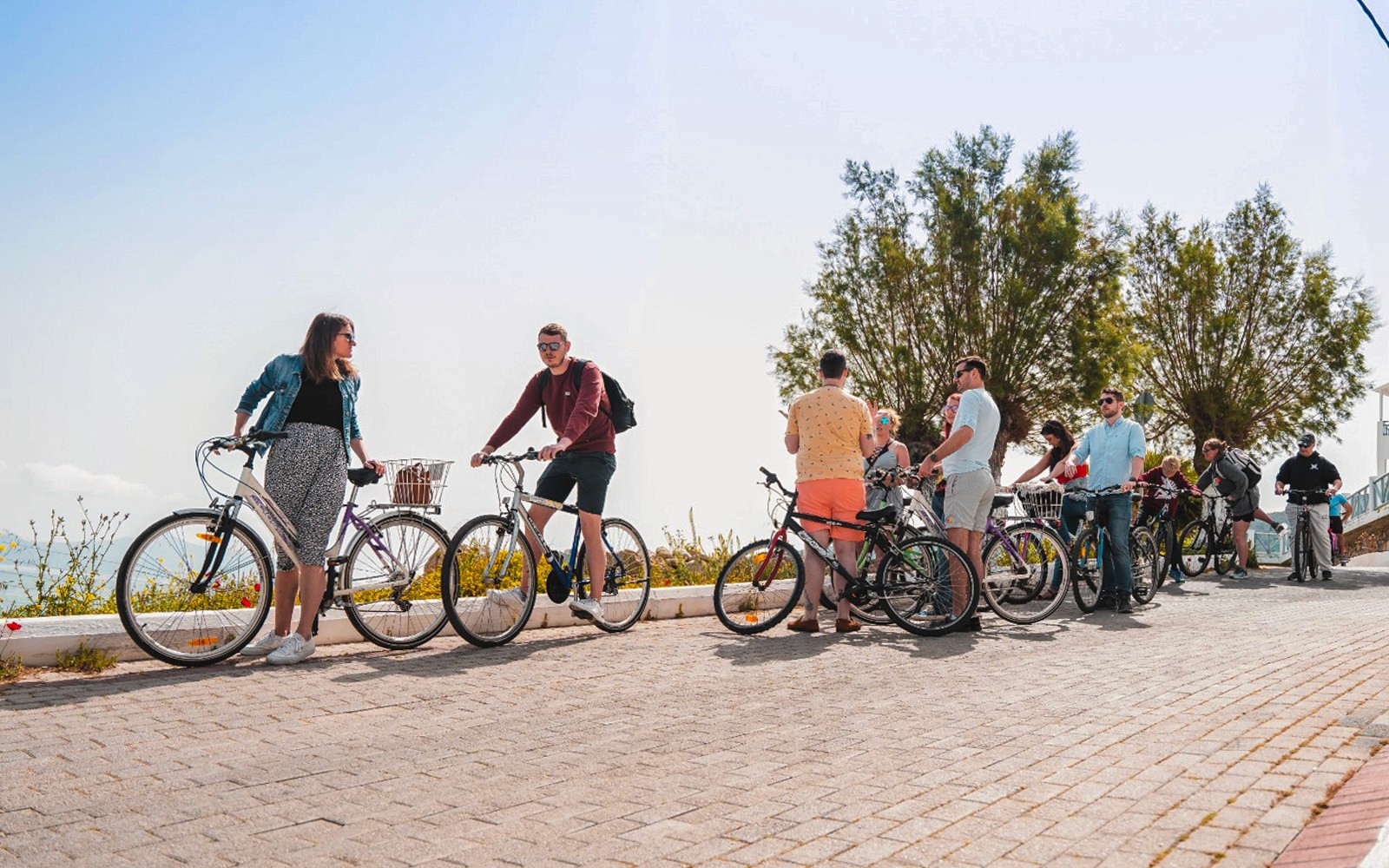 Przewodnik objaśniający trasę rowerową dla turystów na wyspie Agistri, Grecja.