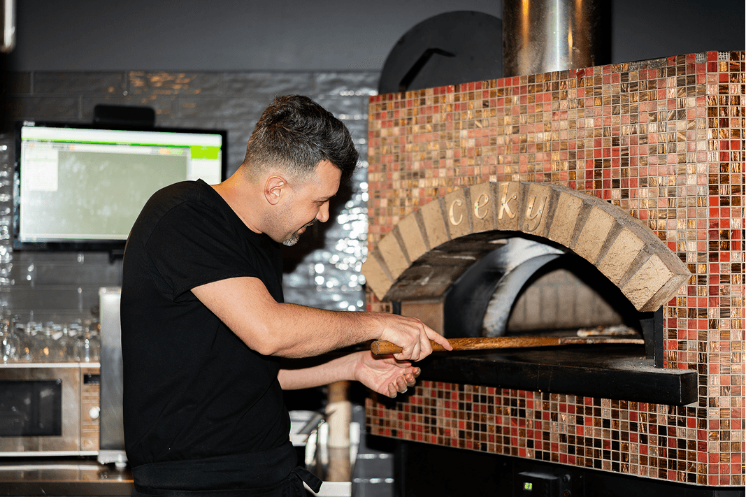 Chef am Holzkohlegrill im türkischen Restaurant Mangal Mezze & Grill Saarbrücken.