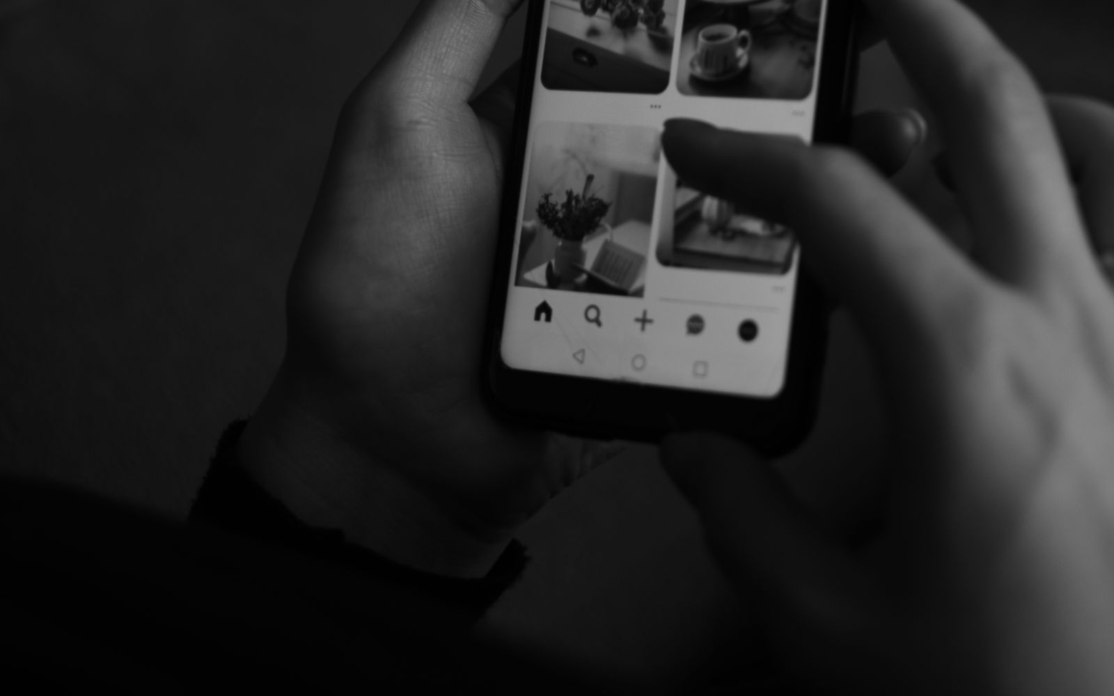 Main faisant défiler une page sur smartphone
