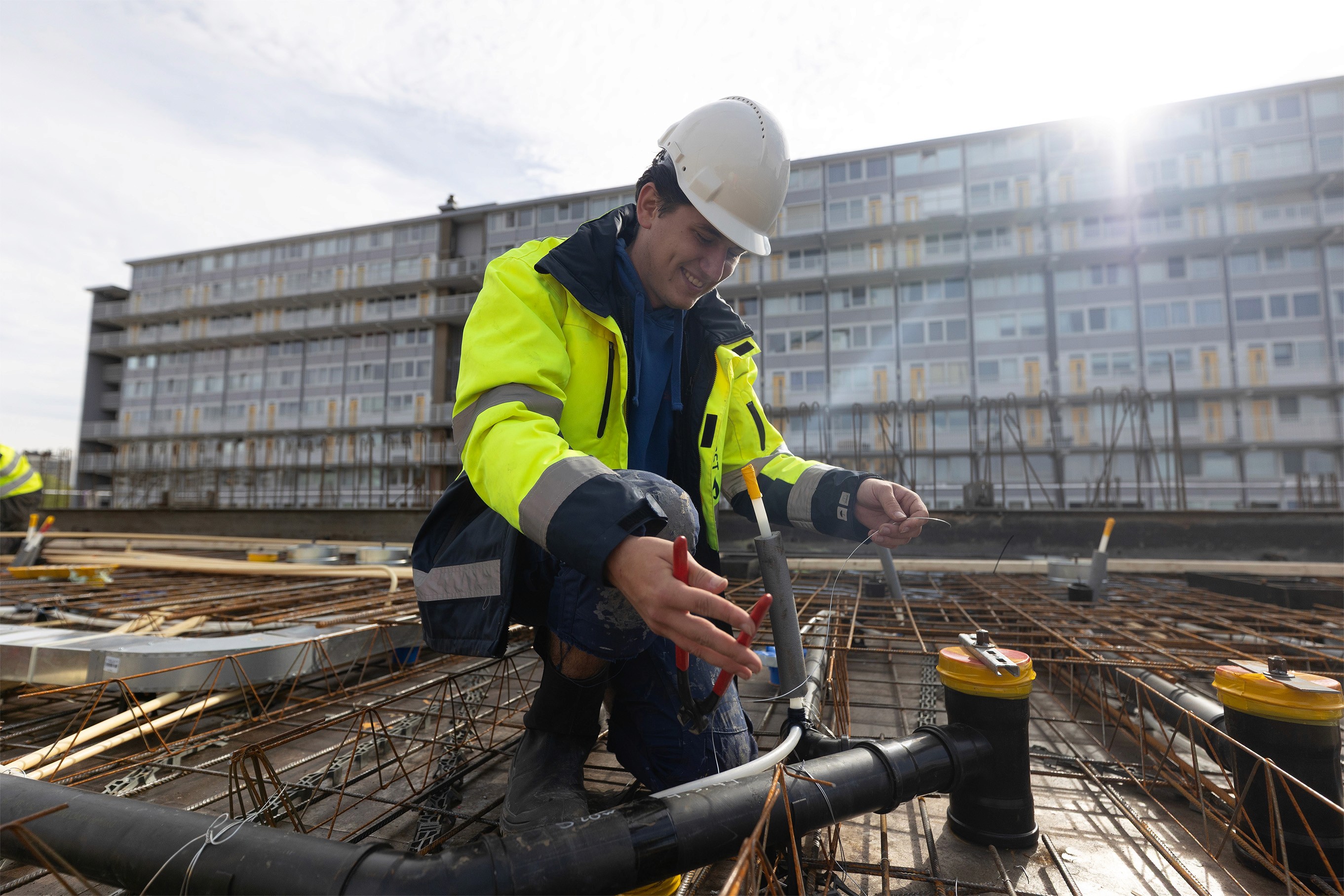 Monteur aan het werk hoogbouw PC van der Horst