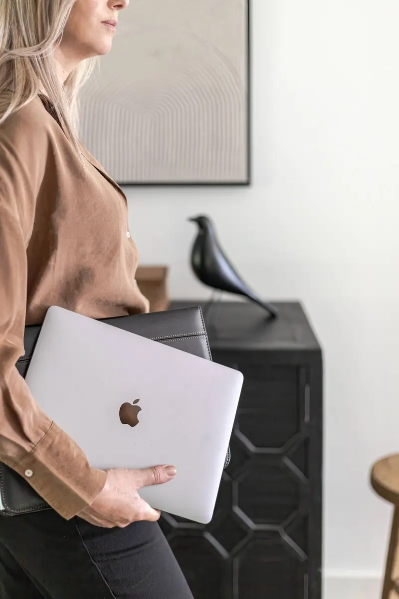 Marije Develing met laptop voor een interieuradvies