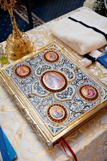 Detaliu icoană și obiecte religioase pregătite pentru botez.