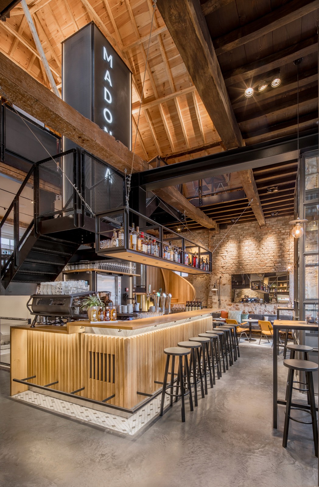 Positive Space, Madonna - schacht totaal