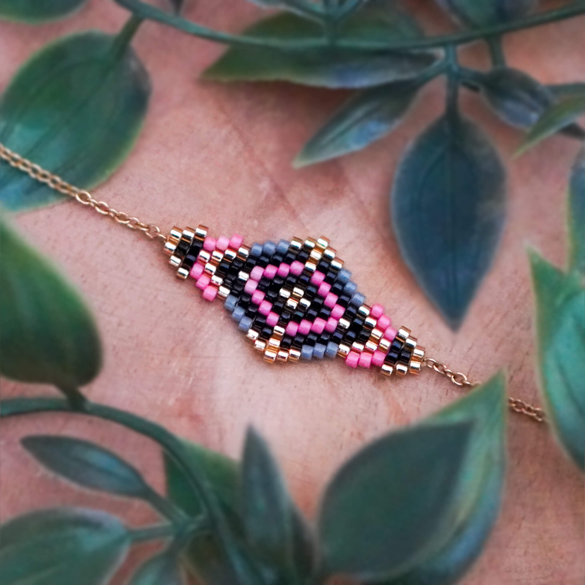 Bransoletka zrobiona ze szklanych koralików różowych i szarych ręcznie szyta z delikatnym łańcuszkiem