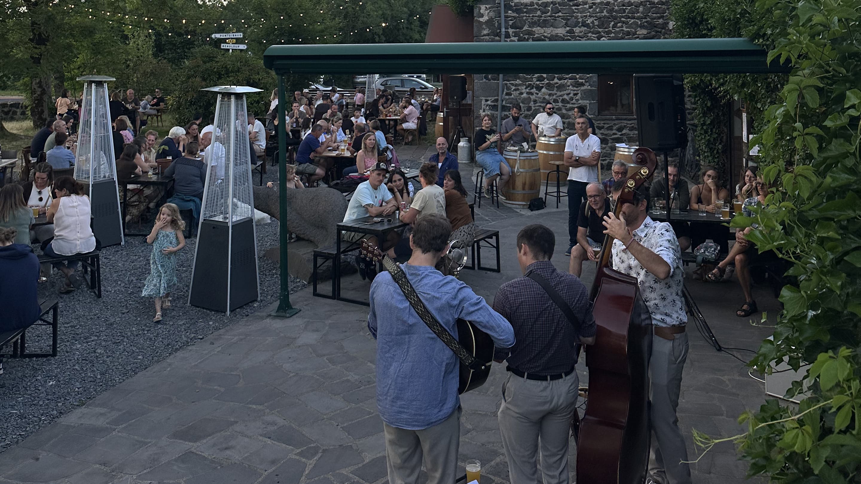 concert d'été sur la terrasse du brewpub
